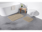 Tapetes de banheiro bege em estilo moderno colocados na frente de uma banheira e um vaso sanitário.