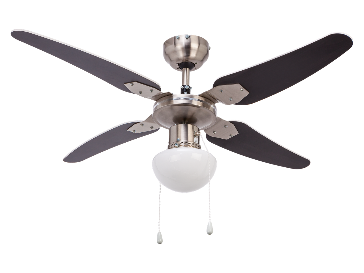 Stropni ventilator s temnimi lesenimi lopaticami in svetilnim kompletom iz opalnega stekla.