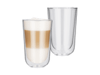 To dobbeltvæggede glas, det ene med en lagdelt kaffe latte.