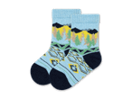 Zwei blaue Socken mit Berg- und Waldmuster