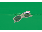 Óculos de sol infantis LUPILU em rosa e branco, meio submersos em água sobre fundo verde