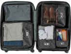 Mala de viagem organizada com sacos para roupas e sapatos.