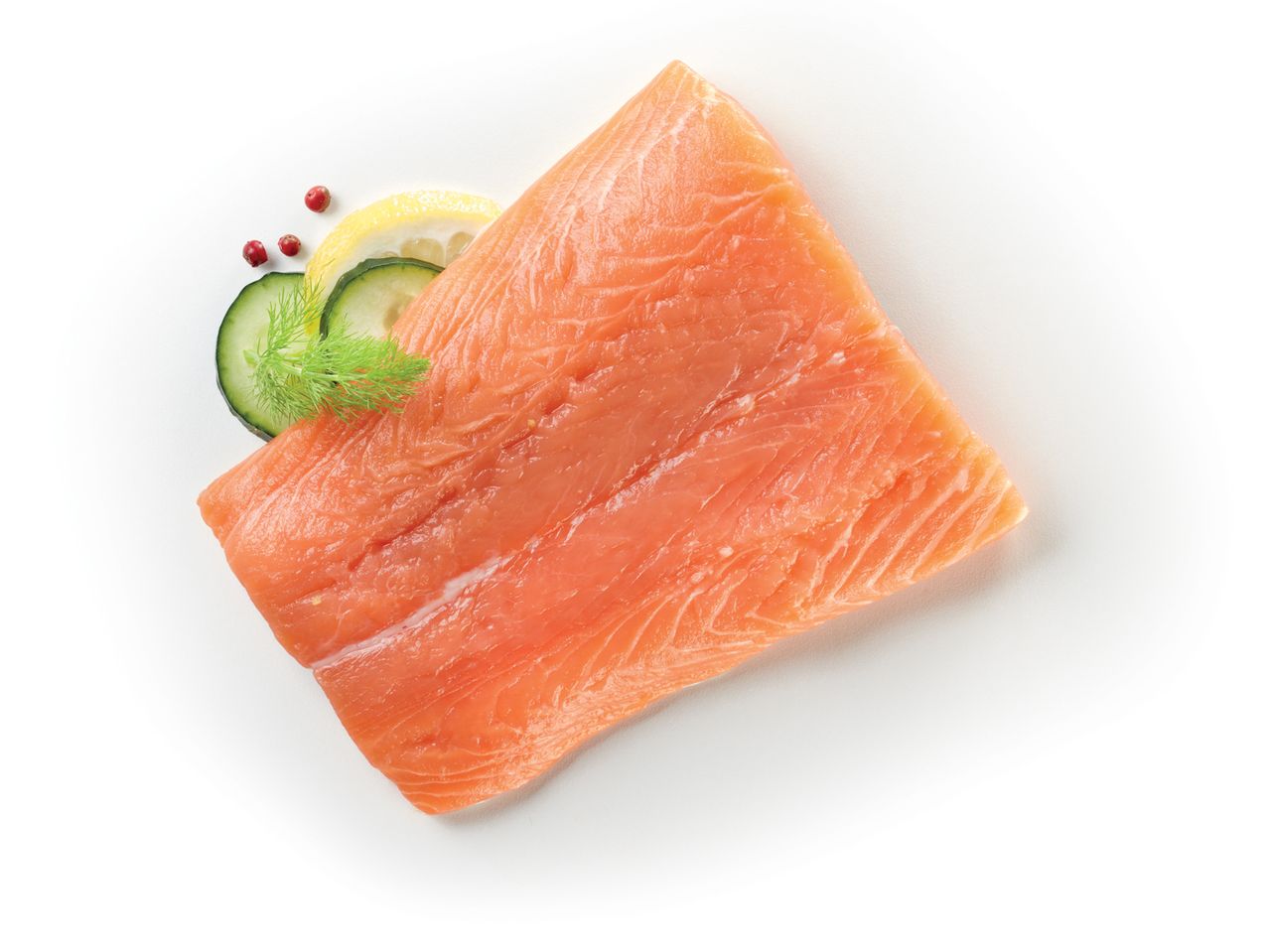 Trancio di salmone fresco con guarnizione di limone, cetriolo e finocchio.