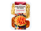 Babi Pangang met bami maaltijd, met varkensvlees in tomatensaus en ingelegde groenten.