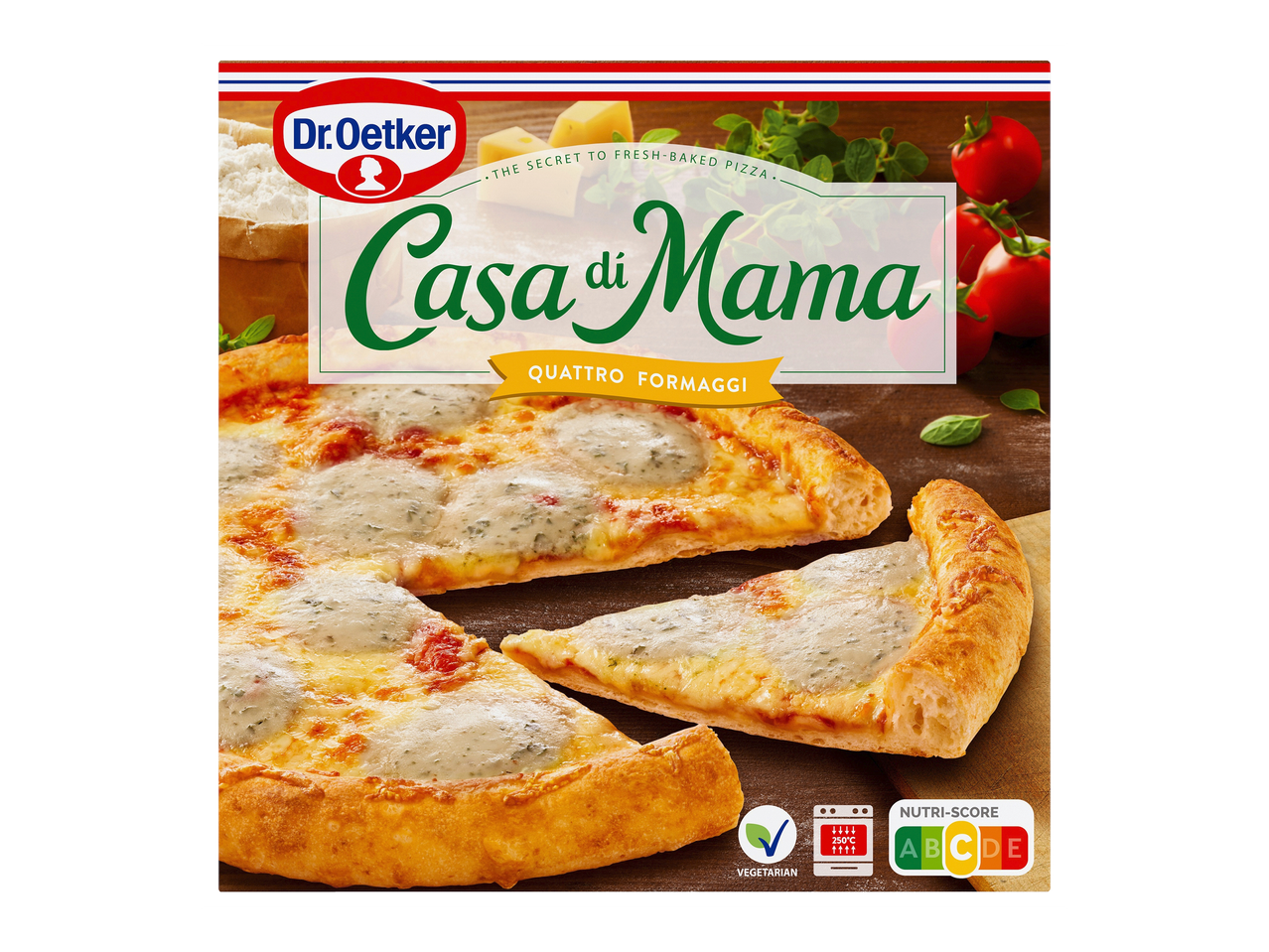 Pizza met vier kazen, met een gesneden stuk en ingrediënten op de achtergrond.