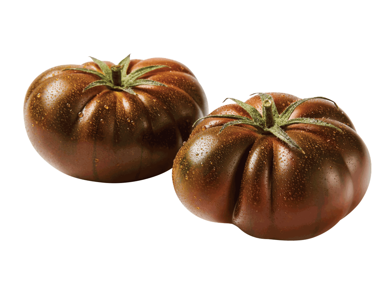 Du tamsiai raudoni pomidorai su vandens lašeliais, išdėstyti ant juodo fono.