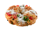 Um bolo em forma de anel, provavelmente um Bolo Rei ou Rosca de Reyes, com frutas cristalizadas e açúcar em pó.