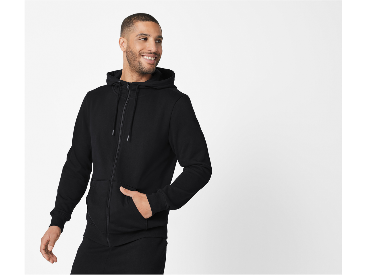 Vyras su juodu flisiniu džemperiu su užtrauktuku