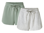 Dvoje ženskih kratkih hlača za slobodno vrijeme: jedne zelene i jedne sive boje.