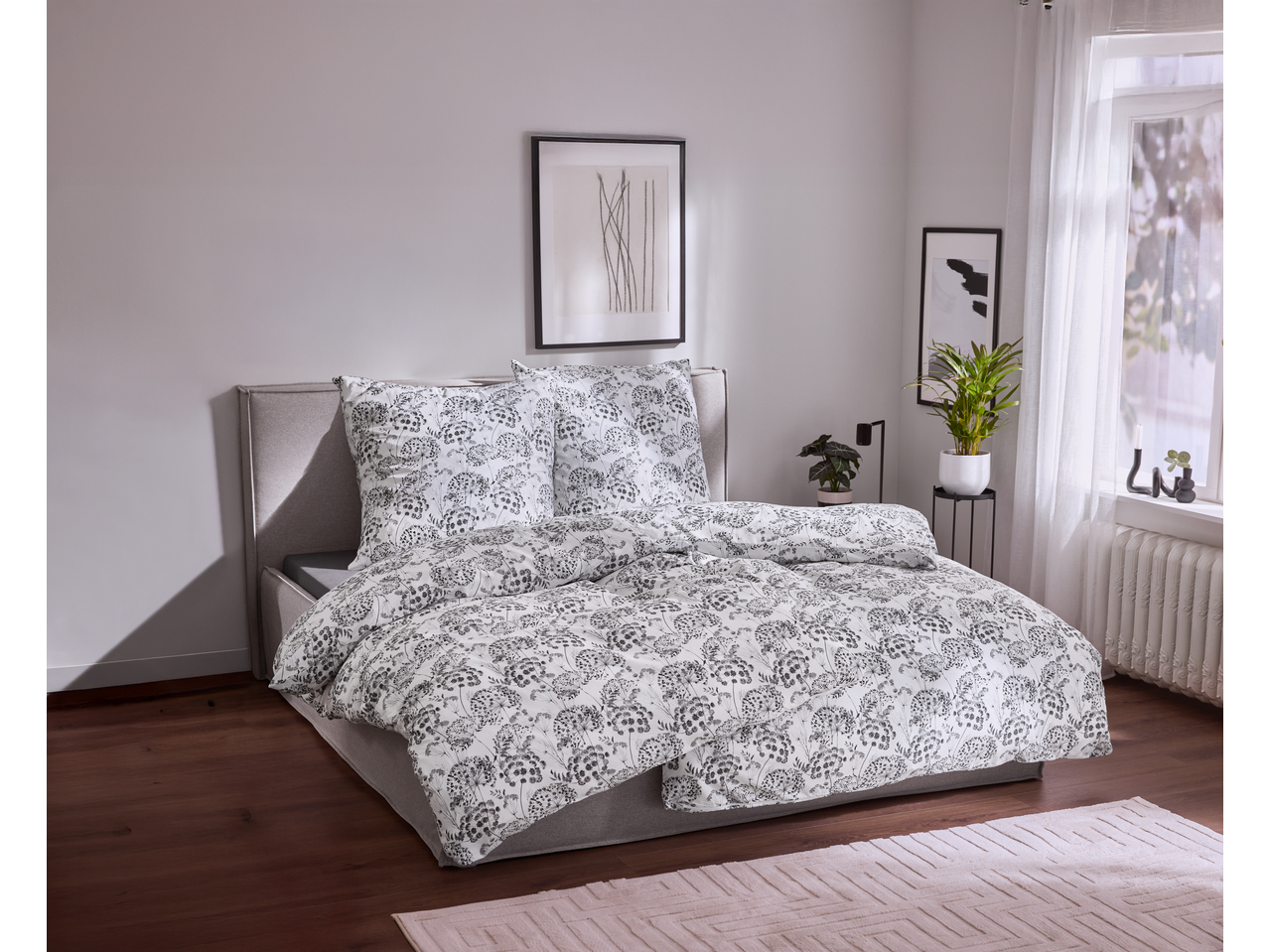LIVARNO Bettwäsche-Set mit botanischem Muster auf einem Bett in einem modernen Schlafzimmer.