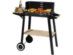 Churrasco com salsichas, bifes e espetos em estrutura de metal preta.