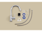 Rubinetto da cucina cromato con accessori di installazione su sfondo beige.
