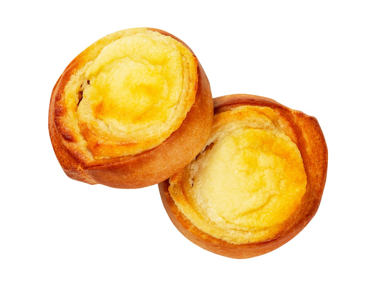 Kaksi juustotäytteistä pullaa valkoisella taustalla.