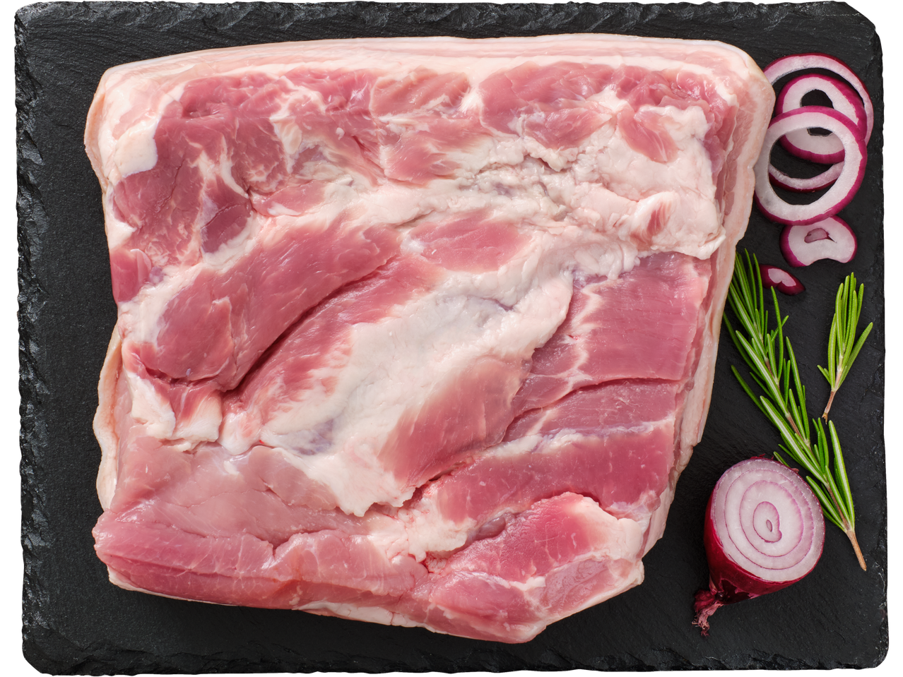 Värske seakülg mustal laual punase sibula ja rosmariiniga.