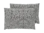 Două fețe de pernă gri din renforcé cu un model alb paisley.