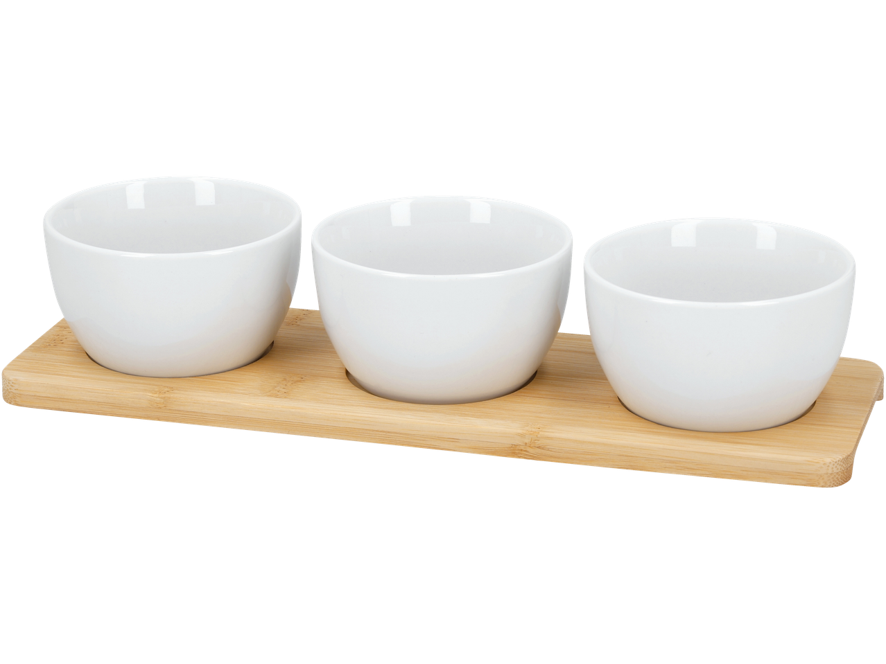 Conjunto de três tigelas brancas para molho em uma bandeja de bambu.