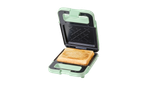 Un prăjitor de sandwich verde deschis cu o felie de pâine prăjită în interior.