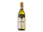 O sticlă de vin alb Novio, cu etichetă neagră și aurie, pe un fundal negru.