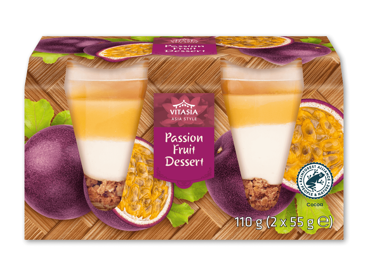 Pakke med to passionsfrugtdesserter i glas, omgivet af friske passionsfrugter.