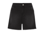 Schwarze Denim-Shorts mit Fransenabschluss.