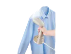 Mão segura o vaporizador Silvercrest® Ångborste, passando a ferro uma camisa azul.