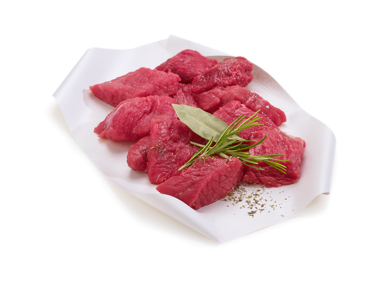 Morceaux de viande de bœuf crus pour carbonnades, avec laurier et romarin sur papier blanc.