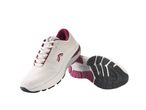 Scarpe da ginnastica bianche e bordeaux con suola nera e rosa su sfondo bianco.