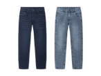 Zwei Paar Kinder-Jeanshosen in Dunkelblau und Hellblau nebeneinander.