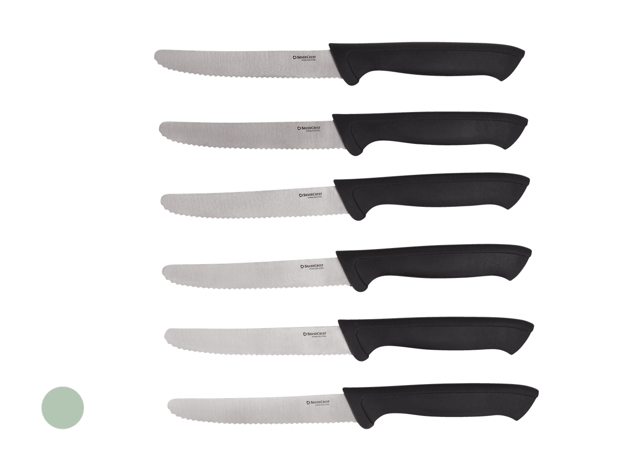 Seks steakknive med savtakkede blade og sorte håndtag, arrangeret i en række.