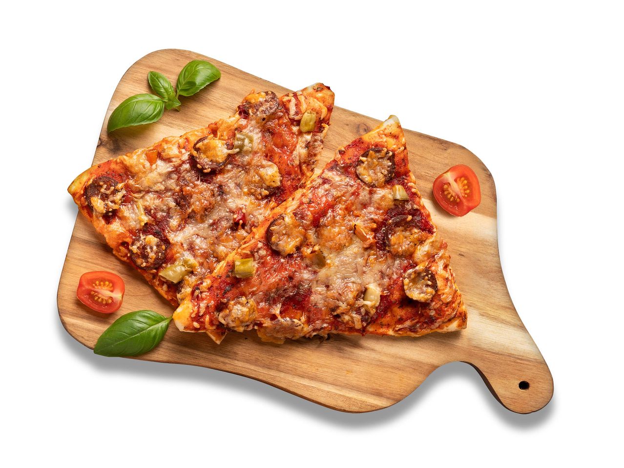 Két szelet gombás pizza fából készült vágódeszkán.