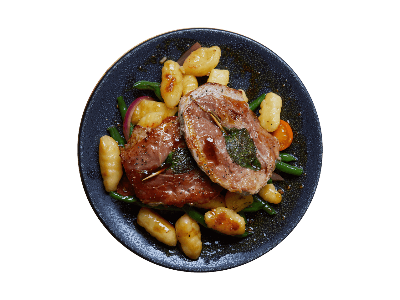 Fleischröllchen mit Gnocchi, grünen Bohnen und Tomaten auf einem dunklen Teller.