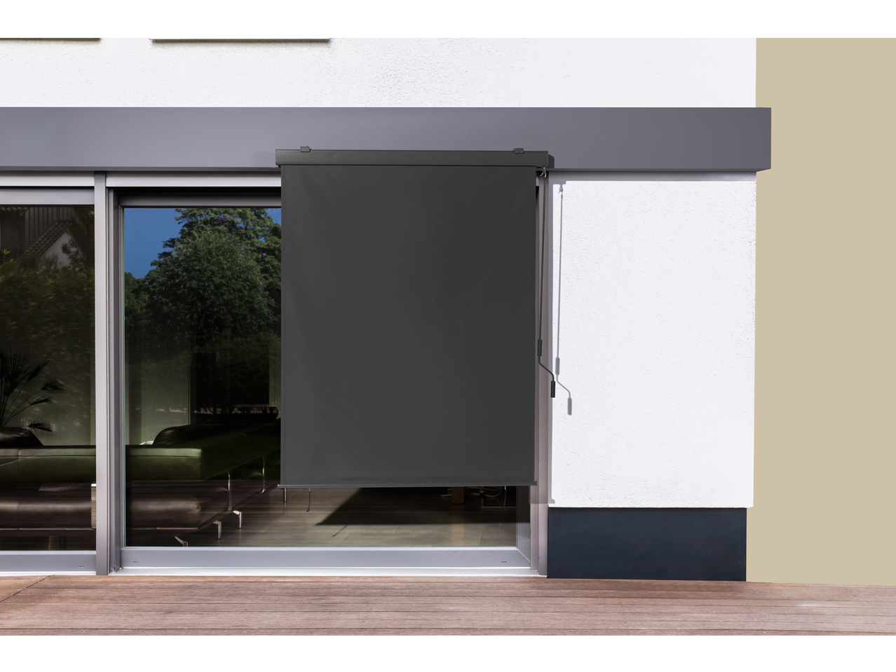 LIVARNO vertikalna tenda na terasi sa drvenim podom.