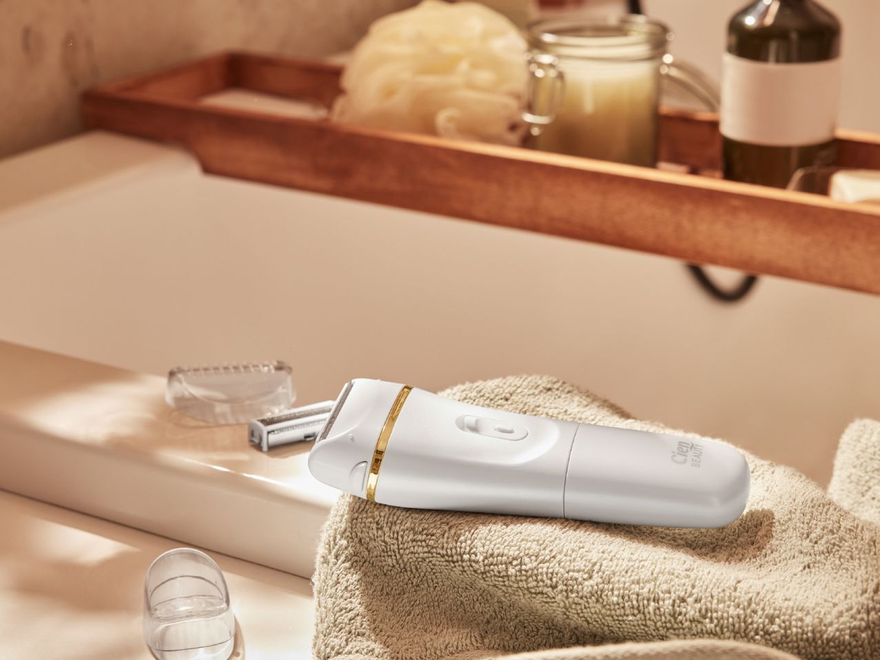 Brezžični epilator Cien Beauty na brisači v kopalnici.