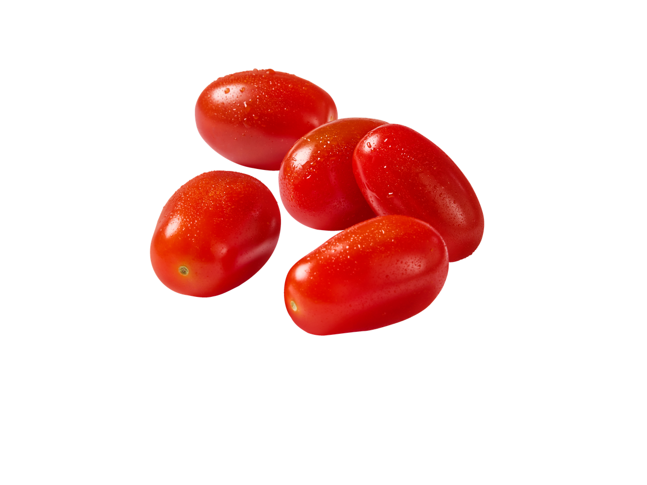 Cinco tomates cereja vermelhos com gotas de água sobre fundo preto.