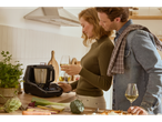 Casal a cozinhar com o robot de cozinha Monsieur Cuisine Compact da SILVERCREST® KITCHEN TOOLS.