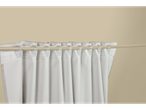Cortinas brancas Livarno®, penduradas num varão de cortina bege.