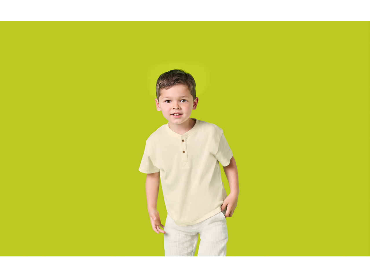 LUPILU majica kratkih rukava za mališane, bež, na zelenoj pozadini.