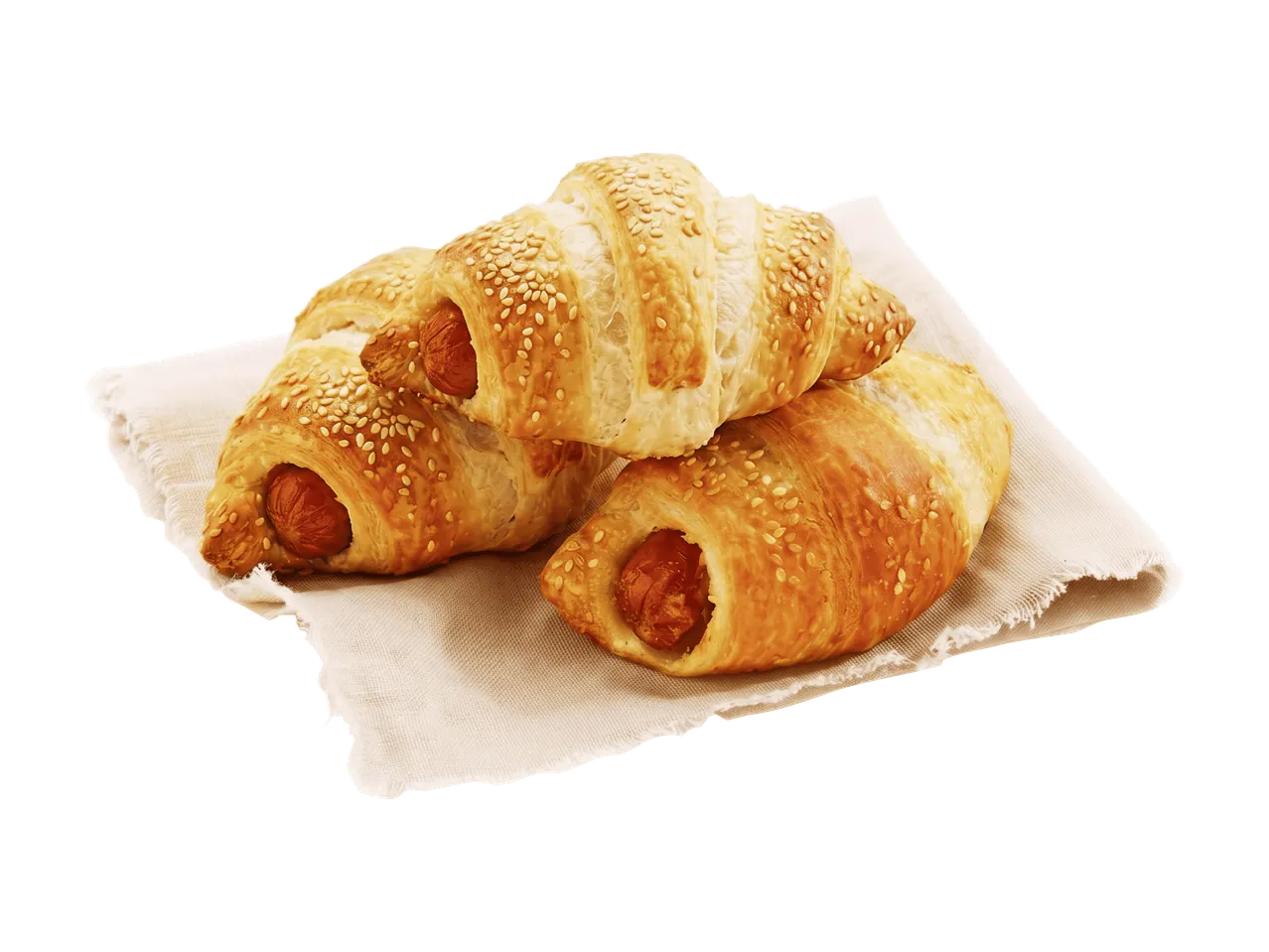 Kolme seesaminsiemenillä päällystettyä nakkipiiloa vaalealla lautasliinalla.