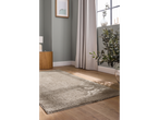 Tapete cinza claro Livarno® em piso de madeira, com cortinas bege e planta.