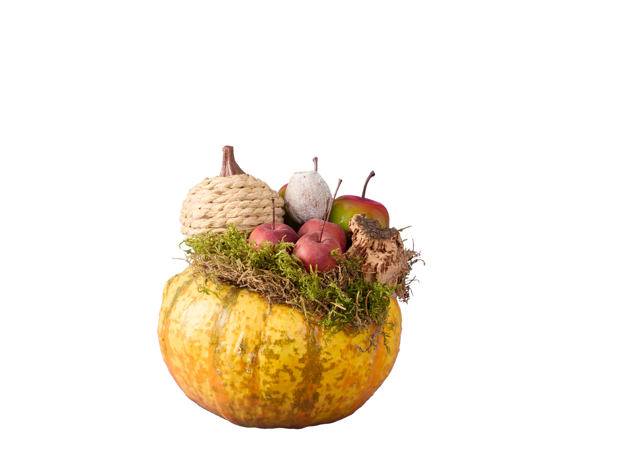 Herfstdecoratie in een pompoen met mos, kunstappels en een eikel.