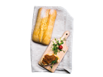 Ciabatta leib ja maitsva määdega kaetud viil, kaunistatud hernesvõrsete ja kirsi tomatitega.