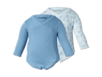 Zwei Baby-Bodys, einer hellblau und der andere weiß mit blauen Bärenmotiven.