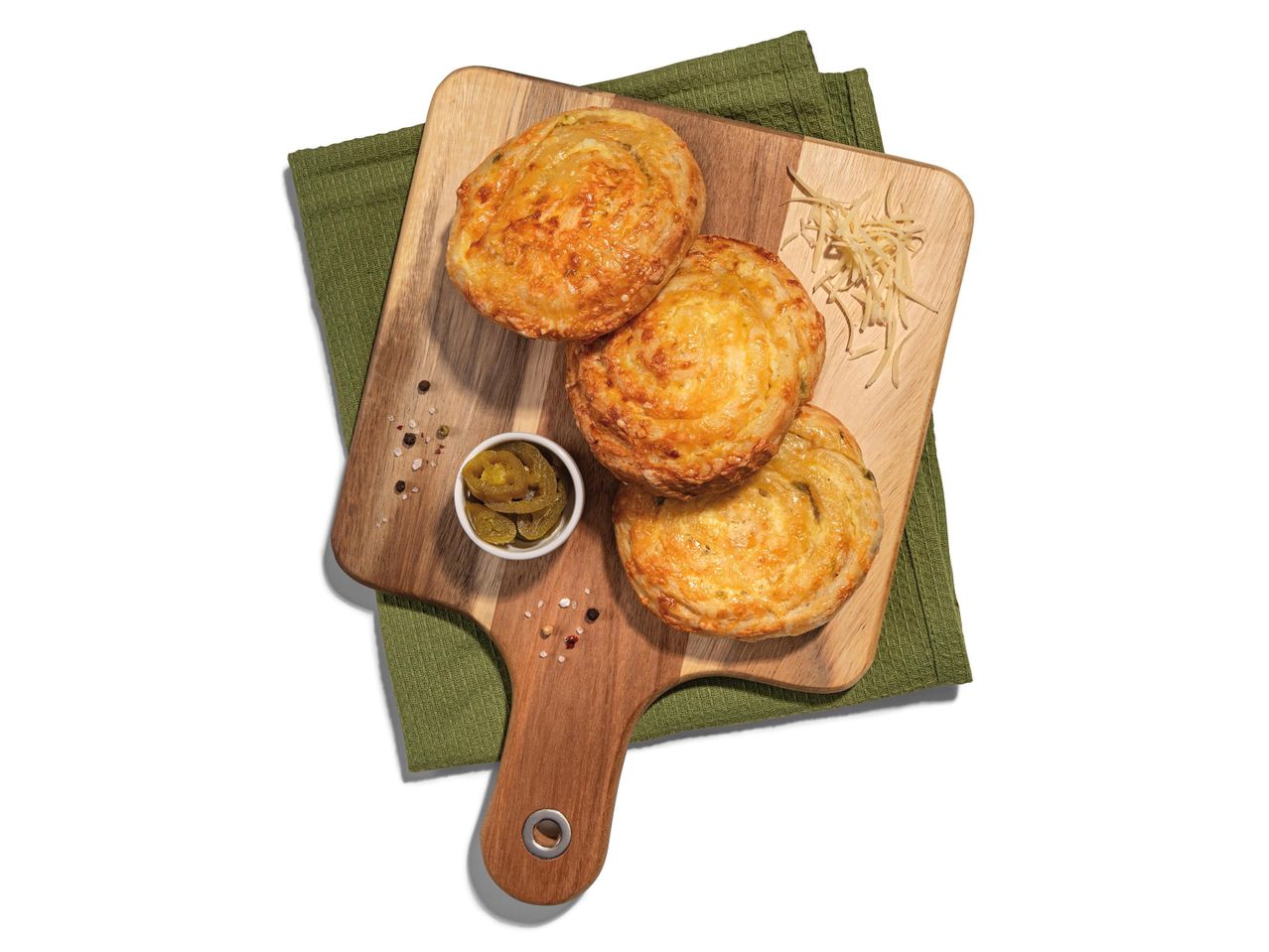 Három sajtos csiga fa vágódeszkán, jalapeño paprikával.