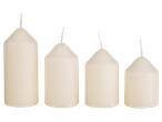 Neli kreemjat silindrilist küünalt erinevates kõrgustes valgete tahtidega