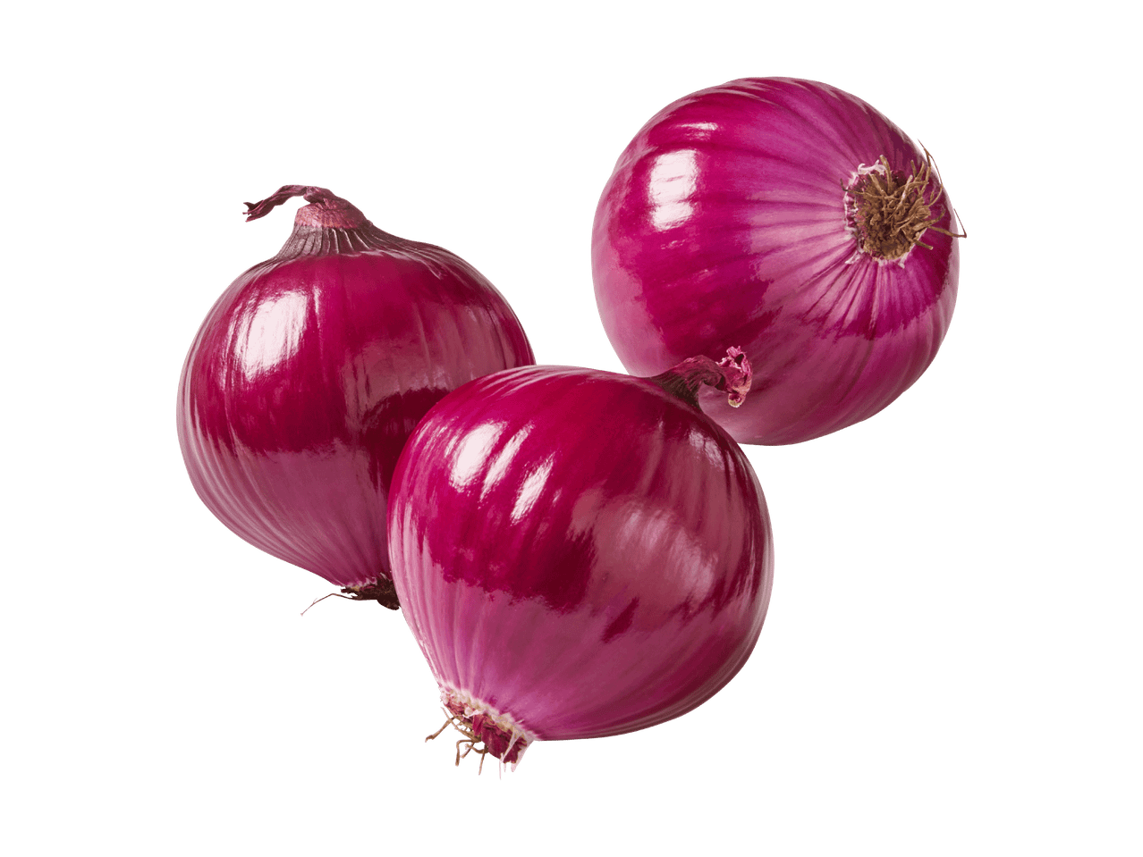 Trois oignons rouges entiers sur fond noir.