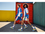 Roupas esportivas Lidl: agasalhos, shorts e tênis em estilo retrô.