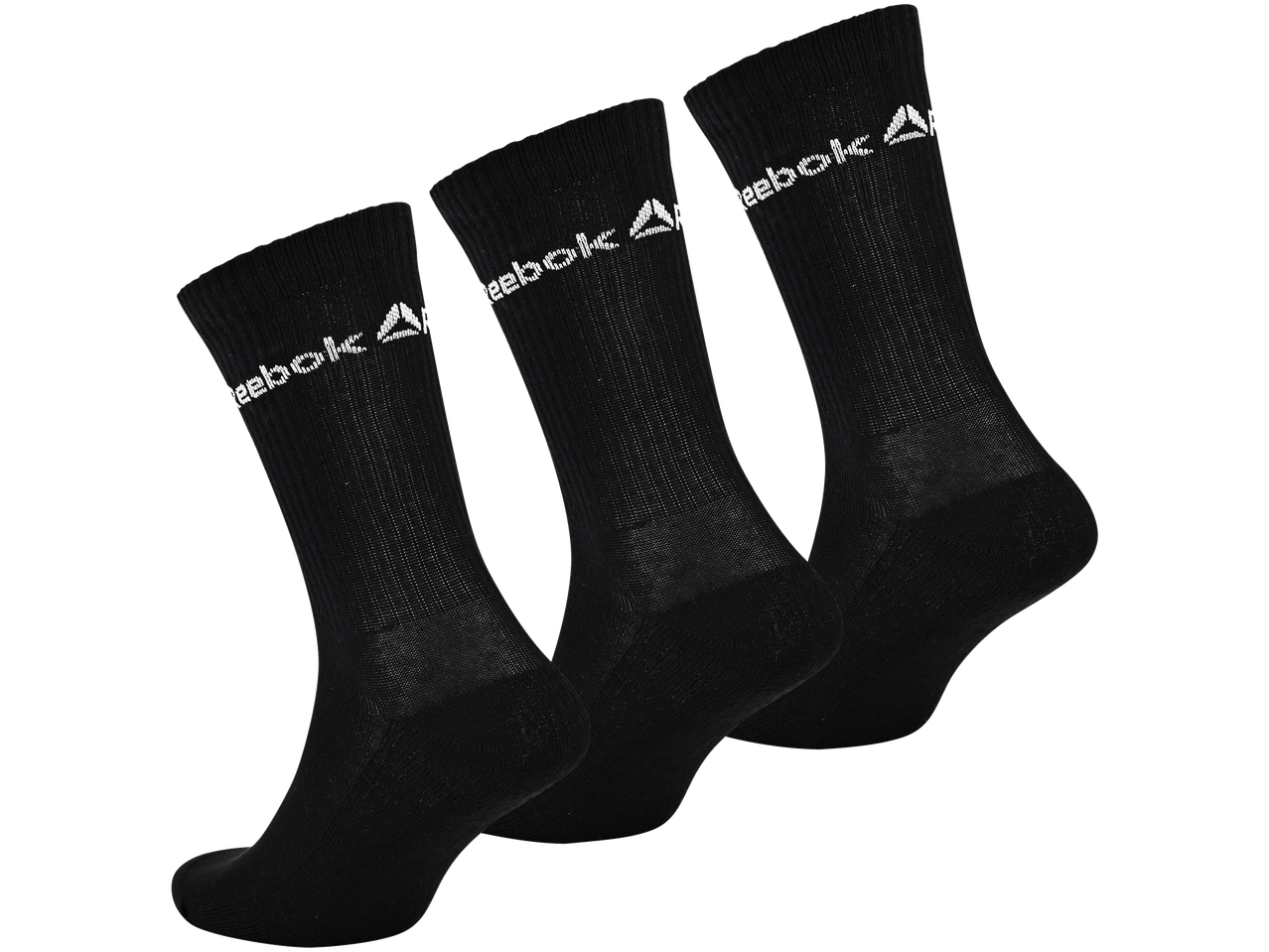 Trīs pāri melnu Reebok zeķu ar baltu logotipu.