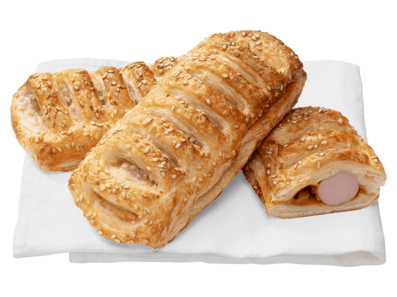 Szezámmagos leveles tésztába tekert virsli fehér szalvétán.