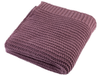 Couverture tricotée douce et épaisse de couleur prune, pliée.