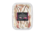Filets d'anchois marinés Deluxe à l'oignon rouge dans un bac plastique transparent.